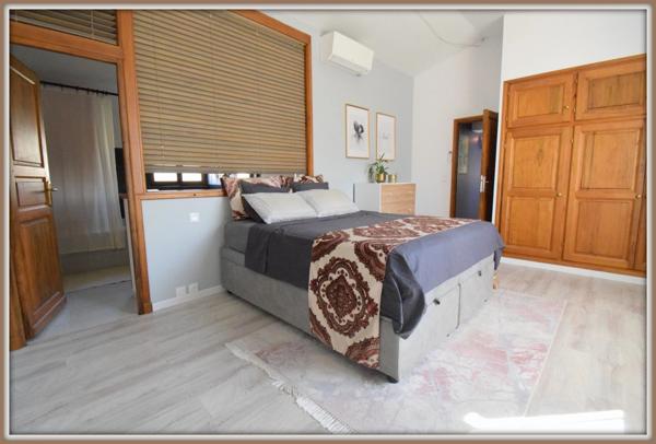 Villa quatre pièces, un deux pièces et un studio indépendant. Belle rentabilité. Centre ville. Vidéo disponible.