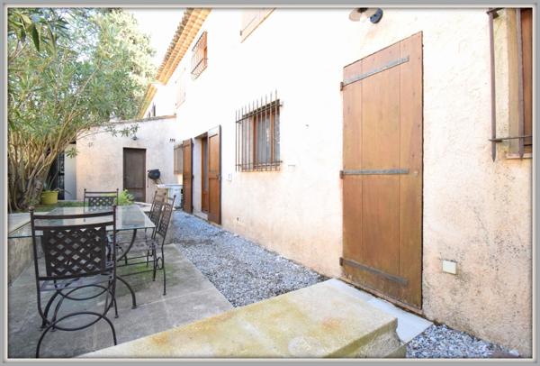 Villa quatre pièces, un deux pièces et un studio indépendant. Belle rentabilité. Centre ville. Vidéo disponible.