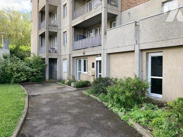 GRAND COURONNE - local professionnel (environ 82 m²)