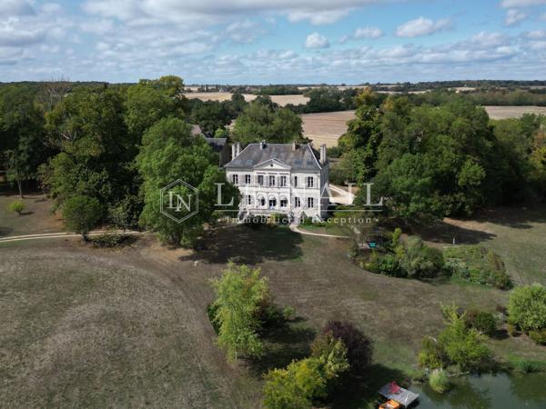En Berry, beau château néoclassique dominant un parc à l’anglaise avec étang et gîte