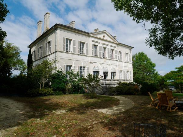 En Berry, beau château néoclassique dominant un parc à l’anglaise avec étang et gîte
