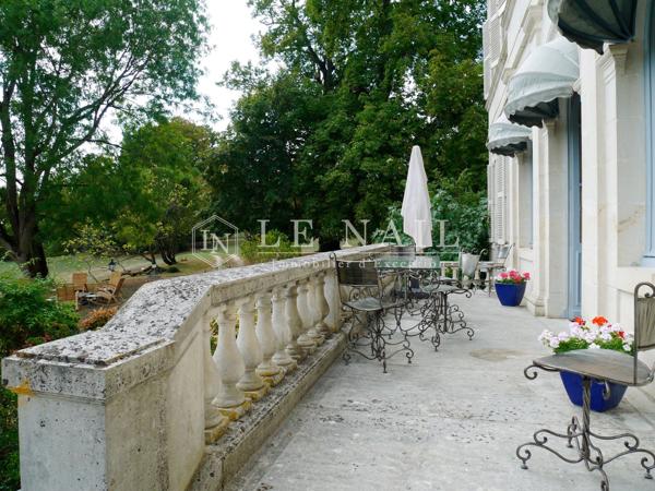 En Berry, beau château néoclassique dominant un parc à l’anglaise avec étang et gîte