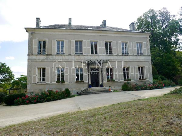 En Berry, beau château néoclassique dominant un parc à l’anglaise avec étang et gîte