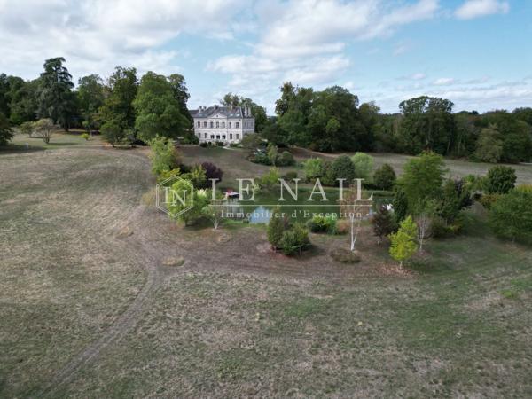 En Berry, beau château néoclassique dominant un parc à l’anglaise avec étang et gîte