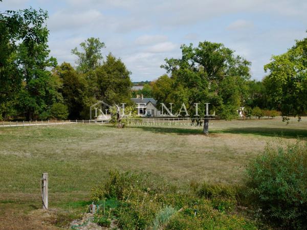 En Berry, beau château néoclassique dominant un parc à l’anglaise avec étang et gîte