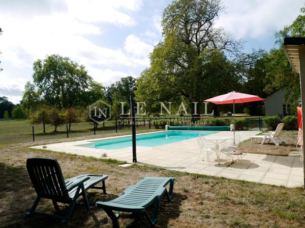 En Berry, beau château néoclassique dominant un parc à l’anglaise avec étang et gîte