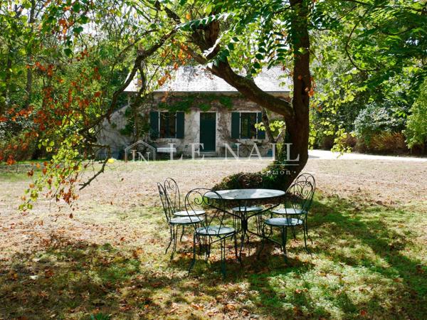 En Berry, beau château néoclassique dominant un parc à l’anglaise avec étang et gîte