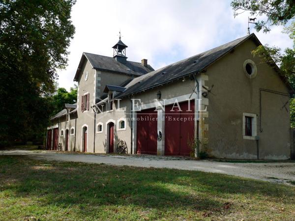 En Berry, beau château néoclassique dominant un parc à l’anglaise avec étang et gîte