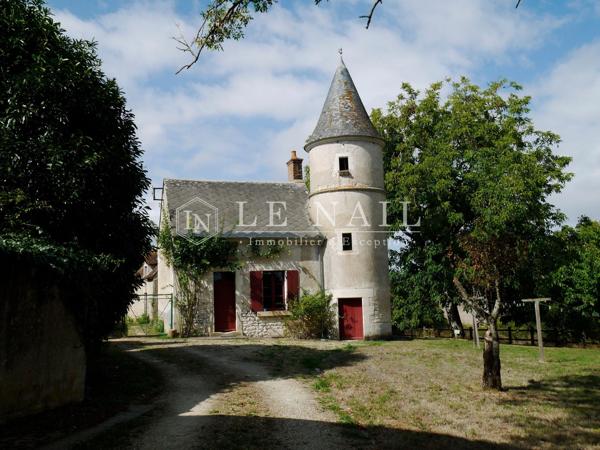 En Berry, beau château néoclassique dominant un parc à l’anglaise avec étang et gîte