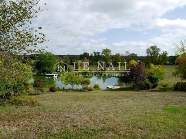 En Berry, beau château néoclassique dominant un parc à l’anglaise avec étang et gîte