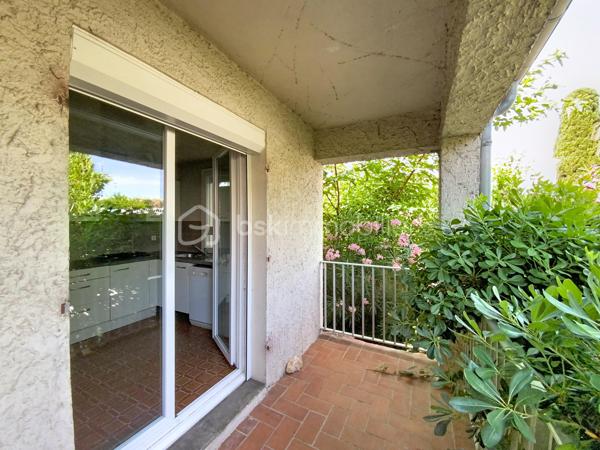 Située dans le quartier recherché des villas, cette maison de 114 m2 vous séduira par son environnement calme et résidentiel sur 379m2 de terrain.

Lumineuse, elle se compose au RDC, d'une entrée avec coin sanitaire et accès au garage, d'une cuisine séparée de 10m2, d'une vaste pièce de vie de 40 m2, d'une loggia fermée de 12m2. 

Coté nuit au 1er étage, vous trouverez deux grandes chambres, une salle de bain avec douche et baignoire. 

Un agréable jardin arboré de 35 m2, exposé plein sud et piscinable, invitant à la détente et à partager de beaux moments ensoleillés.

L'ensemble est complété au sous-sol par un grand garage de 35M2, d'une troisième chambre et d'un WC.

Toutes les pièces bénéficient de fenêtres à double vitrage équipées de volets roulants électriques. Des travaux sont à prévoir.

A vos visites!