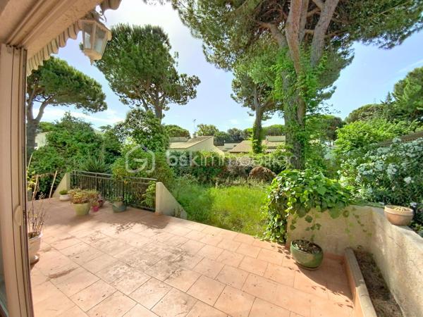 Située dans le quartier recherché des villas, cette maison de 114 m2 vous séduira par son environnement calme et résidentiel sur 379m2 de terrain.

Lumineuse, elle se compose au RDC, d'une entrée avec coin sanitaire et accès au garage, d'une cuisine séparée de 10m2, d'une vaste pièce de vie de 40 m2, d'une loggia fermée de 12m2. 

Coté nuit au 1er étage, vous trouverez deux grandes chambres, une salle de bain avec douche et baignoire. 

Un agréable jardin arboré de 35 m2, exposé plein sud et piscinable, invitant à la détente et à partager de beaux moments ensoleillés.

L'ensemble est complété au sous-sol par un grand garage de 35M2, d'une troisième chambre et d'un WC.

Toutes les pièces bénéficient de fenêtres à double vitrage équipées de volets roulants électriques. Des travaux sont à prévoir.

A vos visites!