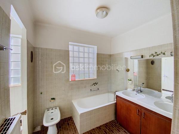 Située dans le quartier recherché des villas, cette maison de 114 m2 vous séduira par son environnement calme et résidentiel sur 379m2 de terrain.

Lumineuse, elle se compose au RDC, d'une entrée avec coin sanitaire et accès au garage, d'une cuisine séparée de 10m2, d'une vaste pièce de vie de 40 m2, d'une loggia fermée de 12m2. 

Coté nuit au 1er étage, vous trouverez deux grandes chambres, une salle de bain avec douche et baignoire. 

Un agréable jardin arboré de 35 m2, exposé plein sud et piscinable, invitant à la détente et à partager de beaux moments ensoleillés.

L'ensemble est complété au sous-sol par un grand garage de 35M2, d'une troisième chambre et d'un WC.

Toutes les pièces bénéficient de fenêtres à double vitrage équipées de volets roulants électriques. Des travaux sont à prévoir.

A vos visites!