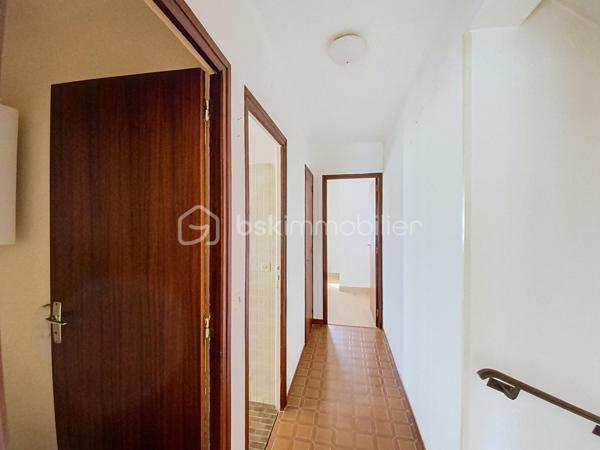 Située dans le quartier recherché des villas, cette maison de 114 m2 vous séduira par son environnement calme et résidentiel sur 379m2 de terrain.

Lumineuse, elle se compose au RDC, d'une entrée avec coin sanitaire et accès au garage, d'une cuisine séparée de 10m2, d'une vaste pièce de vie de 40 m2, d'une loggia fermée de 12m2. 

Coté nuit au 1er étage, vous trouverez deux grandes chambres, une salle de bain avec douche et baignoire. 

Un agréable jardin arboré de 35 m2, exposé plein sud et piscinable, invitant à la détente et à partager de beaux moments ensoleillés.

L'ensemble est complété au sous-sol par un grand garage de 35M2, d'une troisième chambre et d'un WC.

Toutes les pièces bénéficient de fenêtres à double vitrage équipées de volets roulants électriques. Des travaux sont à prévoir.

A vos visites!