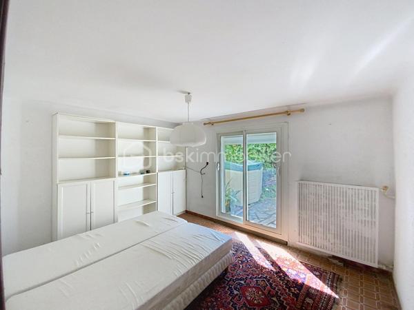Située dans le quartier recherché des villas, cette maison de 114 m2 vous séduira par son environnement calme et résidentiel sur 379m2 de terrain.

Lumineuse, elle se compose au RDC, d'une entrée avec coin sanitaire et accès au garage, d'une cuisine séparée de 10m2, d'une vaste pièce de vie de 40 m2, d'une loggia fermée de 12m2. 

Coté nuit au 1er étage, vous trouverez deux grandes chambres, une salle de bain avec douche et baignoire. 

Un agréable jardin arboré de 35 m2, exposé plein sud et piscinable, invitant à la détente et à partager de beaux moments ensoleillés.

L'ensemble est complété au sous-sol par un grand garage de 35M2, d'une troisième chambre et d'un WC.

Toutes les pièces bénéficient de fenêtres à double vitrage équipées de volets roulants électriques. Des travaux sont à prévoir.

A vos visites!