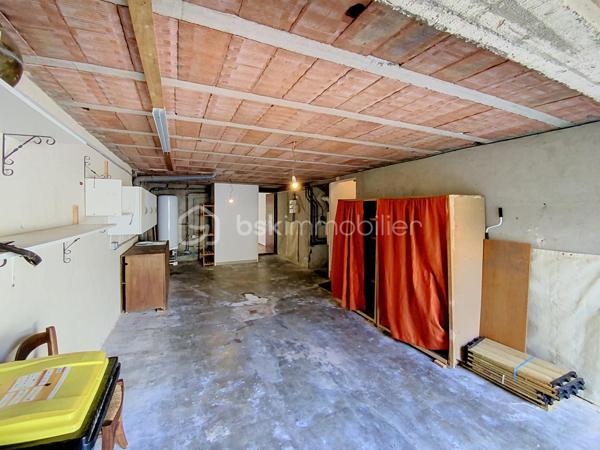 Située dans le quartier recherché des villas, cette maison de 114 m2 vous séduira par son environnement calme et résidentiel sur 379m2 de terrain.

Lumineuse, elle se compose au RDC, d'une entrée avec coin sanitaire et accès au garage, d'une cuisine séparée de 10m2, d'une vaste pièce de vie de 40 m2, d'une loggia fermée de 12m2. 

Coté nuit au 1er étage, vous trouverez deux grandes chambres, une salle de bain avec douche et baignoire. 

Un agréable jardin arboré de 35 m2, exposé plein sud et piscinable, invitant à la détente et à partager de beaux moments ensoleillés.

L'ensemble est complété au sous-sol par un grand garage de 35M2, d'une troisième chambre et d'un WC.

Toutes les pièces bénéficient de fenêtres à double vitrage équipées de volets roulants électriques. Des travaux sont à prévoir.

A vos visites!