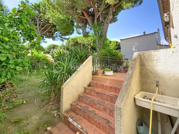 Située dans le quartier recherché des villas, cette maison de 114 m2 vous séduira par son environnement calme et résidentiel sur 379m2 de terrain.

Lumineuse, elle se compose au RDC, d'une entrée avec coin sanitaire et accès au garage, d'une cuisine séparée de 10m2, d'une vaste pièce de vie de 40 m2, d'une loggia fermée de 12m2. 

Coté nuit au 1er étage, vous trouverez deux grandes chambres, une salle de bain avec douche et baignoire. 

Un agréable jardin arboré de 35 m2, exposé plein sud et piscinable, invitant à la détente et à partager de beaux moments ensoleillés.

L'ensemble est complété au sous-sol par un grand garage de 35M2, d'une troisième chambre et d'un WC.

Toutes les pièces bénéficient de fenêtres à double vitrage équipées de volets roulants électriques. Des travaux sont à prévoir.

A vos visites!