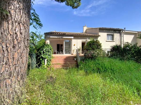 Située dans le quartier recherché des villas, cette maison de 114 m2 vous séduira par son environnement calme et résidentiel sur 379m2 de terrain.

Lumineuse, elle se compose au RDC, d'une entrée avec coin sanitaire et accès au garage, d'une cuisine séparée de 10m2, d'une vaste pièce de vie de 40 m2, d'une loggia fermée de 12m2. 

Coté nuit au 1er étage, vous trouverez deux grandes chambres, une salle de bain avec douche et baignoire. 

Un agréable jardin arboré de 35 m2, exposé plein sud et piscinable, invitant à la détente et à partager de beaux moments ensoleillés.

L'ensemble est complété au sous-sol par un grand garage de 35M2, d'une troisième chambre et d'un WC.

Toutes les pièces bénéficient de fenêtres à double vitrage équipées de volets roulants électriques. Des travaux sont à prévoir.

A vos visites!