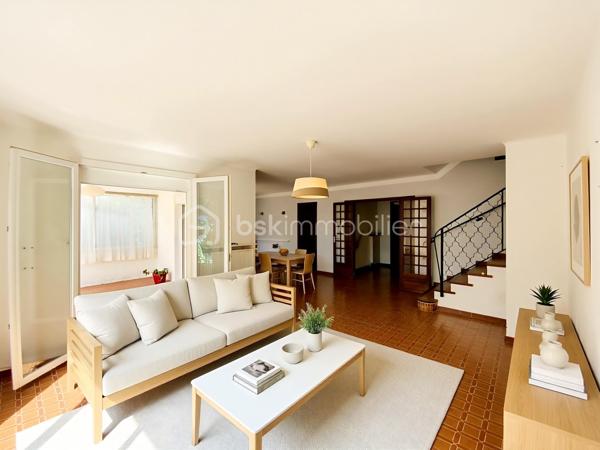 Située dans le quartier recherché des villas, cette maison de 114 m2 vous séduira par son environnement calme et résidentiel sur 379m2 de terrain.

Lumineuse, elle se compose au RDC, d'une entrée avec coin sanitaire et accès au garage, d'une cuisine séparée de 10m2, d'une vaste pièce de vie de 40 m2, d'une loggia fermée de 12m2. 

Coté nuit au 1er étage, vous trouverez deux grandes chambres, une salle de bain avec douche et baignoire. 

Un agréable jardin arboré de 35 m2, exposé plein sud et piscinable, invitant à la détente et à partager de beaux moments ensoleillés.

L'ensemble est complété au sous-sol par un grand garage de 35M2, d'une troisième chambre et d'un WC.

Toutes les pièces bénéficient de fenêtres à double vitrage équipées de volets roulants électriques. Des travaux sont à prévoir.

A vos visites!