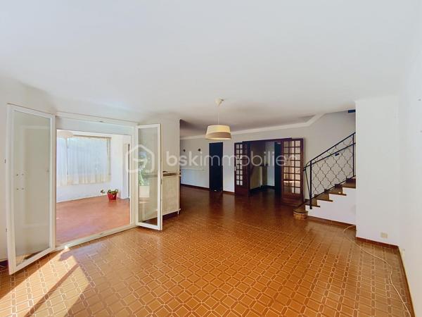 Située dans le quartier recherché des villas, cette maison de 114 m2 vous séduira par son environnement calme et résidentiel sur 379m2 de terrain.

Lumineuse, elle se compose au RDC, d'une entrée avec coin sanitaire et accès au garage, d'une cuisine séparée de 10m2, d'une vaste pièce de vie de 40 m2, d'une loggia fermée de 12m2. 

Coté nuit au 1er étage, vous trouverez deux grandes chambres, une salle de bain avec douche et baignoire. 

Un agréable jardin arboré de 35 m2, exposé plein sud et piscinable, invitant à la détente et à partager de beaux moments ensoleillés.

L'ensemble est complété au sous-sol par un grand garage de 35M2, d'une troisième chambre et d'un WC.

Toutes les pièces bénéficient de fenêtres à double vitrage équipées de volets roulants électriques. Des travaux sont à prévoir.

A vos visites!