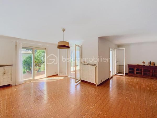 Située dans le quartier recherché des villas, cette maison de 114 m2 vous séduira par son environnement calme et résidentiel sur 379m2 de terrain.

Lumineuse, elle se compose au RDC, d'une entrée avec coin sanitaire et accès au garage, d'une cuisine séparée de 10m2, d'une vaste pièce de vie de 40 m2, d'une loggia fermée de 12m2. 

Coté nuit au 1er étage, vous trouverez deux grandes chambres, une salle de bain avec douche et baignoire. 

Un agréable jardin arboré de 35 m2, exposé plein sud et piscinable, invitant à la détente et à partager de beaux moments ensoleillés.

L'ensemble est complété au sous-sol par un grand garage de 35M2, d'une troisième chambre et d'un WC.

Toutes les pièces bénéficient de fenêtres à double vitrage équipées de volets roulants électriques. Des travaux sont à prévoir.

A vos visites!