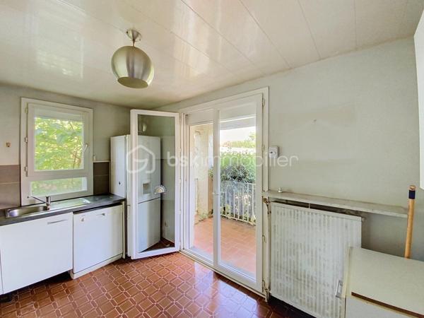Située dans le quartier recherché des villas, cette maison de 114 m2 vous séduira par son environnement calme et résidentiel sur 379m2 de terrain.

Lumineuse, elle se compose au RDC, d'une entrée avec coin sanitaire et accès au garage, d'une cuisine séparée de 10m2, d'une vaste pièce de vie de 40 m2, d'une loggia fermée de 12m2. 

Coté nuit au 1er étage, vous trouverez deux grandes chambres, une salle de bain avec douche et baignoire. 

Un agréable jardin arboré de 35 m2, exposé plein sud et piscinable, invitant à la détente et à partager de beaux moments ensoleillés.

L'ensemble est complété au sous-sol par un grand garage de 35M2, d'une troisième chambre et d'un WC.

Toutes les pièces bénéficient de fenêtres à double vitrage équipées de volets roulants électriques. Des travaux sont à prévoir.

A vos visites!