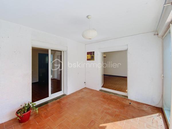Située dans le quartier recherché des villas, cette maison de 114 m2 vous séduira par son environnement calme et résidentiel sur 379m2 de terrain.

Lumineuse, elle se compose au RDC, d'une entrée avec coin sanitaire et accès au garage, d'une cuisine séparée de 10m2, d'une vaste pièce de vie de 40 m2, d'une loggia fermée de 12m2. 

Coté nuit au 1er étage, vous trouverez deux grandes chambres, une salle de bain avec douche et baignoire. 

Un agréable jardin arboré de 35 m2, exposé plein sud et piscinable, invitant à la détente et à partager de beaux moments ensoleillés.

L'ensemble est complété au sous-sol par un grand garage de 35M2, d'une troisième chambre et d'un WC.

Toutes les pièces bénéficient de fenêtres à double vitrage équipées de volets roulants électriques. Des travaux sont à prévoir.

A vos visites!