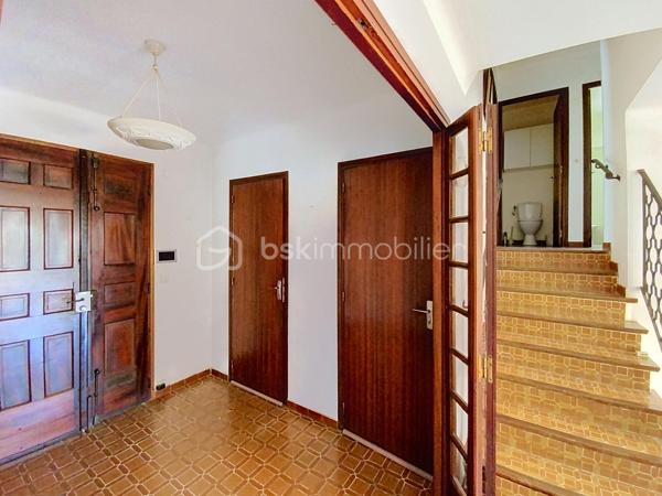 Située dans le quartier recherché des villas, cette maison de 114 m2 vous séduira par son environnement calme et résidentiel sur 379m2 de terrain.

Lumineuse, elle se compose au RDC, d'une entrée avec coin sanitaire et accès au garage, d'une cuisine séparée de 10m2, d'une vaste pièce de vie de 40 m2, d'une loggia fermée de 12m2. 

Coté nuit au 1er étage, vous trouverez deux grandes chambres, une salle de bain avec douche et baignoire. 

Un agréable jardin arboré de 35 m2, exposé plein sud et piscinable, invitant à la détente et à partager de beaux moments ensoleillés.

L'ensemble est complété au sous-sol par un grand garage de 35M2, d'une troisième chambre et d'un WC.

Toutes les pièces bénéficient de fenêtres à double vitrage équipées de volets roulants électriques. Des travaux sont à prévoir.

A vos visites!