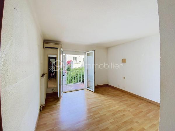 Située dans le quartier recherché des villas, cette maison de 114 m2 vous séduira par son environnement calme et résidentiel sur 379m2 de terrain.

Lumineuse, elle se compose au RDC, d'une entrée avec coin sanitaire et accès au garage, d'une cuisine séparée de 10m2, d'une vaste pièce de vie de 40 m2, d'une loggia fermée de 12m2. 

Coté nuit au 1er étage, vous trouverez deux grandes chambres, une salle de bain avec douche et baignoire. 

Un agréable jardin arboré de 35 m2, exposé plein sud et piscinable, invitant à la détente et à partager de beaux moments ensoleillés.

L'ensemble est complété au sous-sol par un grand garage de 35M2, d'une troisième chambre et d'un WC.

Toutes les pièces bénéficient de fenêtres à double vitrage équipées de volets roulants électriques. Des travaux sont à prévoir.

A vos visites!