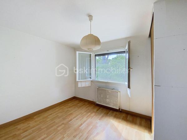 Située dans le quartier recherché des villas, cette maison de 114 m2 vous séduira par son environnement calme et résidentiel sur 379m2 de terrain.

Lumineuse, elle se compose au RDC, d'une entrée avec coin sanitaire et accès au garage, d'une cuisine séparée de 10m2, d'une vaste pièce de vie de 40 m2, d'une loggia fermée de 12m2. 

Coté nuit au 1er étage, vous trouverez deux grandes chambres, une salle de bain avec douche et baignoire. 

Un agréable jardin arboré de 35 m2, exposé plein sud et piscinable, invitant à la détente et à partager de beaux moments ensoleillés.

L'ensemble est complété au sous-sol par un grand garage de 35M2, d'une troisième chambre et d'un WC.

Toutes les pièces bénéficient de fenêtres à double vitrage équipées de volets roulants électriques. Des travaux sont à prévoir.

A vos visites!
