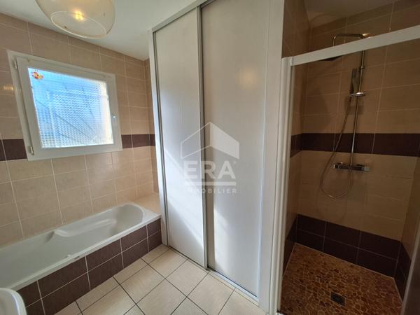 Maison individuelle avec piscine et garage à Montpon Ménestérol.