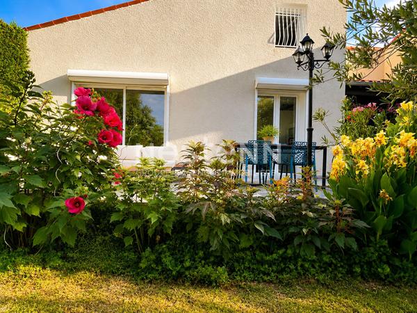 Rare à Pont l'Abbé d'Arnoult et à 15 min Sud Rochefort : Maison 3 chambres, garages et jardin
