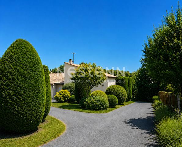 Rare à Pont l'Abbé d'Arnoult et à 15 min Sud Rochefort : Maison 3 chambres, garages et jardin