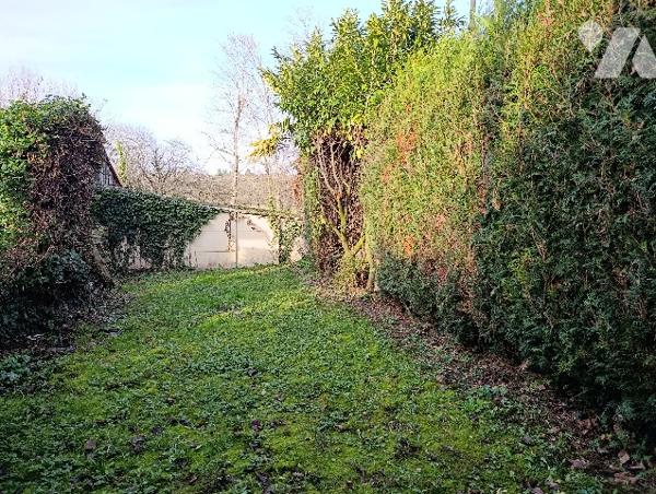 SAINTE MENEHOULD - CENTRE VILLE
Maison d'habitation de 80m² avec garage double et terrain clos