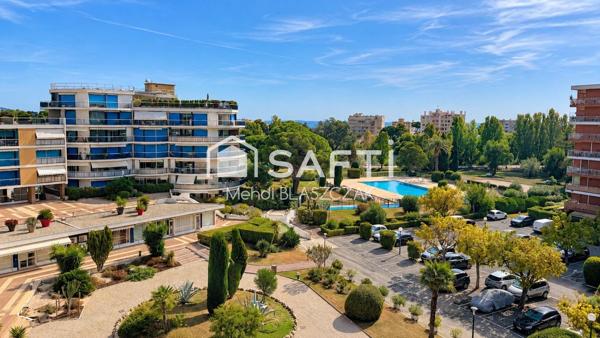 Terrasse, piscine et aperçus mer