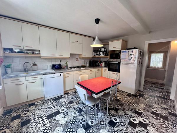 Maison de bourg MOZAC, 4 chambres, balcon, cuvage, caves et garage