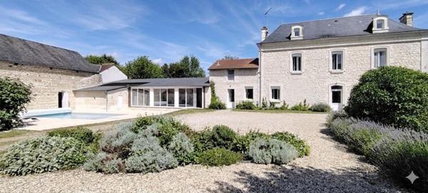 Maison de caractère + grange +piscine+ préau de 66m2 chauffé