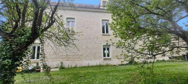 Maison de caractère + grange +piscine+ préau de 66m2 chauffé