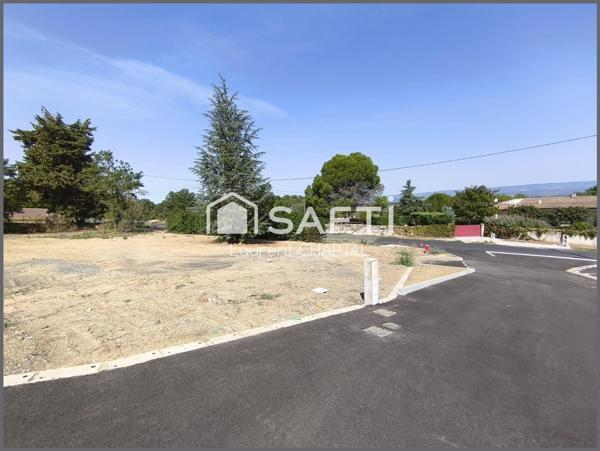 Terrain constructible et viabilisé.