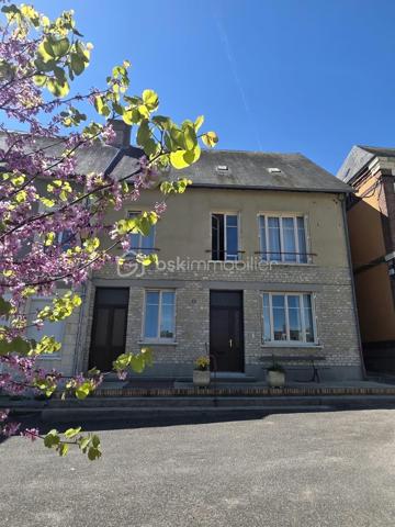 Maison familiale de bourg avec jardin, garage et beau potentiel d’aménagement
Idéalement située à environ 30 minutes d’Argentan et de L’Aigle, et à 15 minutes de Sées et de Gacé, cette maison familiale de bourg mitoyenne en partie bénéficie d’un emplacement privilégié, au cœur d’une commune offrant de nombreuses commodités.
À rafraîchir selon vos envies, elle offre de beaux volumes et un fort potentiel pour créer un lieu de vie chaleureux et personnalisé.
Au rez-de-chaussée, vous découvrirez une entrée avec placard, un salon lumineux ainsi qu’une salle à manger agrémentée d’une ancienne cheminée. Ces espaces peuvent être repensés afin de créer une belle pièce de vie conviviale, lumineuse et spacieuse.
Dans le prolongement, vous trouverez un coin cuisine, un espace buanderie avec salle de bains ainsi qu’une chambre de plain-pied, idéale pour une vie de famille confortable.
Au premier étage, un palier dessert trois belles chambres, un bureau, un WC indépendant et un dressing, offrant de nombreuses possibilités d’organisation.
Au deuxième étage, un vaste grenier d’environ 75 m² vous permettra d’envisager un bel espace supplémentaire après aménagement, ou de bénéficier d’un espace de stockage appréciable.
À l’extérieur, la propriété dispose également d’une cave sur une partie du rez-de-chaussée, d’un atelier et d’une cour.
Un garage ainsi qu’un jardin, situés à proximité immédiate de la maison sans être attenants, viennent compléter cet ensemble
Cette maison séduira les familles en quête d’espace et de potentiel, souhaitant profiter du confort des commodités de proximité tout en bénéficiant du calme et de la qualité de vie d’une commune rurale.
Informations complémentaires :
Chauffage central au gaz de ville
Assainissement collectif
Écoles et transports à proximité
Une maison pleine de possibilités, idéale pour donner vie à votre projet familial !
À visiter sans tarder !