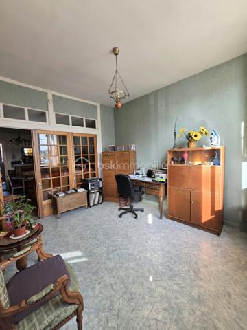 Maison familiale de bourg avec jardin, garage et beau potentiel d’aménagement
Idéalement située à environ 30 minutes d’Argentan et de L’Aigle, et à 15 minutes de Sées et de Gacé, cette maison familiale de bourg mitoyenne en partie bénéficie d’un emplacement privilégié, au cœur d’une commune offrant de nombreuses commodités.
À rafraîchir selon vos envies, elle offre de beaux volumes et un fort potentiel pour créer un lieu de vie chaleureux et personnalisé.
Au rez-de-chaussée, vous découvrirez une entrée avec placard, un salon lumineux ainsi qu’une salle à manger agrémentée d’une ancienne cheminée. Ces espaces peuvent être repensés afin de créer une belle pièce de vie conviviale, lumineuse et spacieuse.
Dans le prolongement, vous trouverez un coin cuisine, un espace buanderie avec salle de bains ainsi qu’une chambre de plain-pied, idéale pour une vie de famille confortable.
Au premier étage, un palier dessert trois belles chambres, un bureau, un WC indépendant et un dressing, offrant de nombreuses possibilités d’organisation.
Au deuxième étage, un vaste grenier d’environ 75 m² vous permettra d’envisager un bel espace supplémentaire après aménagement, ou de bénéficier d’un espace de stockage appréciable.
À l’extérieur, la propriété dispose également d’une cave sur une partie du rez-de-chaussée, d’un atelier et d’une cour.
Un garage ainsi qu’un jardin, situés à proximité immédiate de la maison sans être attenants, viennent compléter cet ensemble
Cette maison séduira les familles en quête d’espace et de potentiel, souhaitant profiter du confort des commodités de proximité tout en bénéficiant du calme et de la qualité de vie d’une commune rurale.
Informations complémentaires :
Chauffage central au gaz de ville
Assainissement collectif
Écoles et transports à proximité
Une maison pleine de possibilités, idéale pour donner vie à votre projet familial !
À visiter sans tarder !