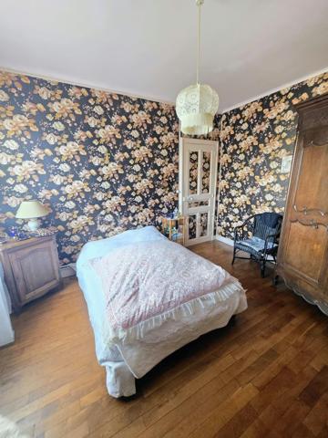Maison familiale de bourg avec jardin, garage et beau potentiel d’aménagement
Idéalement située à environ 30 minutes d’Argentan et de L’Aigle, et à 15 minutes de Sées et de Gacé, cette maison familiale de bourg mitoyenne en partie bénéficie d’un emplacement privilégié, au cœur d’une commune offrant de nombreuses commodités.
À rafraîchir selon vos envies, elle offre de beaux volumes et un fort potentiel pour créer un lieu de vie chaleureux et personnalisé.
Au rez-de-chaussée, vous découvrirez une entrée avec placard, un salon lumineux ainsi qu’une salle à manger agrémentée d’une ancienne cheminée. Ces espaces peuvent être repensés afin de créer une belle pièce de vie conviviale, lumineuse et spacieuse.
Dans le prolongement, vous trouverez un coin cuisine, un espace buanderie avec salle de bains ainsi qu’une chambre de plain-pied, idéale pour une vie de famille confortable.
Au premier étage, un palier dessert trois belles chambres, un bureau, un WC indépendant et un dressing, offrant de nombreuses possibilités d’organisation.
Au deuxième étage, un vaste grenier d’environ 75 m² vous permettra d’envisager un bel espace supplémentaire après aménagement, ou de bénéficier d’un espace de stockage appréciable.
À l’extérieur, la propriété dispose également d’une cave sur une partie du rez-de-chaussée, d’un atelier et d’une cour.
Un garage ainsi qu’un jardin, situés à proximité immédiate de la maison sans être attenants, viennent compléter cet ensemble
Cette maison séduira les familles en quête d’espace et de potentiel, souhaitant profiter du confort des commodités de proximité tout en bénéficiant du calme et de la qualité de vie d’une commune rurale.
Informations complémentaires :
Chauffage central au gaz de ville
Assainissement collectif
Écoles et transports à proximité
Une maison pleine de possibilités, idéale pour donner vie à votre projet familial !
À visiter sans tarder !