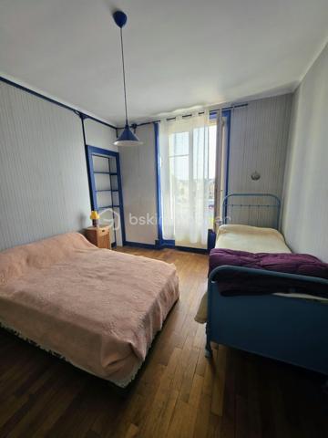 Maison familiale de bourg avec jardin, garage et beau potentiel d’aménagement
Idéalement située à environ 30 minutes d’Argentan et de L’Aigle, et à 15 minutes de Sées et de Gacé, cette maison familiale de bourg mitoyenne en partie bénéficie d’un emplacement privilégié, au cœur d’une commune offrant de nombreuses commodités.
À rafraîchir selon vos envies, elle offre de beaux volumes et un fort potentiel pour créer un lieu de vie chaleureux et personnalisé.
Au rez-de-chaussée, vous découvrirez une entrée avec placard, un salon lumineux ainsi qu’une salle à manger agrémentée d’une ancienne cheminée. Ces espaces peuvent être repensés afin de créer une belle pièce de vie conviviale, lumineuse et spacieuse.
Dans le prolongement, vous trouverez un coin cuisine, un espace buanderie avec salle de bains ainsi qu’une chambre de plain-pied, idéale pour une vie de famille confortable.
Au premier étage, un palier dessert trois belles chambres, un bureau, un WC indépendant et un dressing, offrant de nombreuses possibilités d’organisation.
Au deuxième étage, un vaste grenier d’environ 75 m² vous permettra d’envisager un bel espace supplémentaire après aménagement, ou de bénéficier d’un espace de stockage appréciable.
À l’extérieur, la propriété dispose également d’une cave sur une partie du rez-de-chaussée, d’un atelier et d’une cour.
Un garage ainsi qu’un jardin, situés à proximité immédiate de la maison sans être attenants, viennent compléter cet ensemble
Cette maison séduira les familles en quête d’espace et de potentiel, souhaitant profiter du confort des commodités de proximité tout en bénéficiant du calme et de la qualité de vie d’une commune rurale.
Informations complémentaires :
Chauffage central au gaz de ville
Assainissement collectif
Écoles et transports à proximité
Une maison pleine de possibilités, idéale pour donner vie à votre projet familial !
À visiter sans tarder !