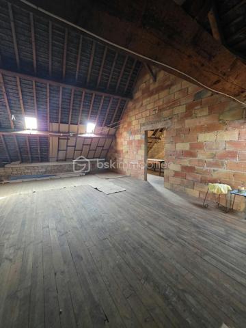 Maison familiale de bourg avec jardin, garage et beau potentiel d’aménagement
Idéalement située à environ 30 minutes d’Argentan et de L’Aigle, et à 15 minutes de Sées et de Gacé, cette maison familiale de bourg mitoyenne en partie bénéficie d’un emplacement privilégié, au cœur d’une commune offrant de nombreuses commodités.
À rafraîchir selon vos envies, elle offre de beaux volumes et un fort potentiel pour créer un lieu de vie chaleureux et personnalisé.
Au rez-de-chaussée, vous découvrirez une entrée avec placard, un salon lumineux ainsi qu’une salle à manger agrémentée d’une ancienne cheminée. Ces espaces peuvent être repensés afin de créer une belle pièce de vie conviviale, lumineuse et spacieuse.
Dans le prolongement, vous trouverez un coin cuisine, un espace buanderie avec salle de bains ainsi qu’une chambre de plain-pied, idéale pour une vie de famille confortable.
Au premier étage, un palier dessert trois belles chambres, un bureau, un WC indépendant et un dressing, offrant de nombreuses possibilités d’organisation.
Au deuxième étage, un vaste grenier d’environ 75 m² vous permettra d’envisager un bel espace supplémentaire après aménagement, ou de bénéficier d’un espace de stockage appréciable.
À l’extérieur, la propriété dispose également d’une cave sur une partie du rez-de-chaussée, d’un atelier et d’une cour.
Un garage ainsi qu’un jardin, situés à proximité immédiate de la maison sans être attenants, viennent compléter cet ensemble
Cette maison séduira les familles en quête d’espace et de potentiel, souhaitant profiter du confort des commodités de proximité tout en bénéficiant du calme et de la qualité de vie d’une commune rurale.
Informations complémentaires :
Chauffage central au gaz de ville
Assainissement collectif
Écoles et transports à proximité
Une maison pleine de possibilités, idéale pour donner vie à votre projet familial !
À visiter sans tarder !