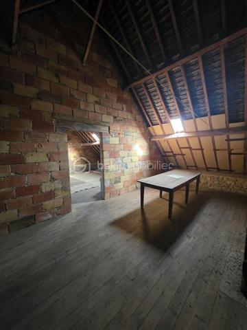 Maison familiale de bourg avec jardin, garage et beau potentiel d’aménagement
Idéalement située à environ 30 minutes d’Argentan et de L’Aigle, et à 15 minutes de Sées et de Gacé, cette maison familiale de bourg mitoyenne en partie bénéficie d’un emplacement privilégié, au cœur d’une commune offrant de nombreuses commodités.
À rafraîchir selon vos envies, elle offre de beaux volumes et un fort potentiel pour créer un lieu de vie chaleureux et personnalisé.
Au rez-de-chaussée, vous découvrirez une entrée avec placard, un salon lumineux ainsi qu’une salle à manger agrémentée d’une ancienne cheminée. Ces espaces peuvent être repensés afin de créer une belle pièce de vie conviviale, lumineuse et spacieuse.
Dans le prolongement, vous trouverez un coin cuisine, un espace buanderie avec salle de bains ainsi qu’une chambre de plain-pied, idéale pour une vie de famille confortable.
Au premier étage, un palier dessert trois belles chambres, un bureau, un WC indépendant et un dressing, offrant de nombreuses possibilités d’organisation.
Au deuxième étage, un vaste grenier d’environ 75 m² vous permettra d’envisager un bel espace supplémentaire après aménagement, ou de bénéficier d’un espace de stockage appréciable.
À l’extérieur, la propriété dispose également d’une cave sur une partie du rez-de-chaussée, d’un atelier et d’une cour.
Un garage ainsi qu’un jardin, situés à proximité immédiate de la maison sans être attenants, viennent compléter cet ensemble
Cette maison séduira les familles en quête d’espace et de potentiel, souhaitant profiter du confort des commodités de proximité tout en bénéficiant du calme et de la qualité de vie d’une commune rurale.
Informations complémentaires :
Chauffage central au gaz de ville
Assainissement collectif
Écoles et transports à proximité
Une maison pleine de possibilités, idéale pour donner vie à votre projet familial !
À visiter sans tarder !