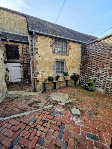 Maison familiale de bourg avec jardin, garage et beau potentiel d’aménagement
Idéalement située à environ 30 minutes d’Argentan et de L’Aigle, et à 15 minutes de Sées et de Gacé, cette maison familiale de bourg mitoyenne en partie bénéficie d’un emplacement privilégié, au cœur d’une commune offrant de nombreuses commodités.
À rafraîchir selon vos envies, elle offre de beaux volumes et un fort potentiel pour créer un lieu de vie chaleureux et personnalisé.
Au rez-de-chaussée, vous découvrirez une entrée avec placard, un salon lumineux ainsi qu’une salle à manger agrémentée d’une ancienne cheminée. Ces espaces peuvent être repensés afin de créer une belle pièce de vie conviviale, lumineuse et spacieuse.
Dans le prolongement, vous trouverez un coin cuisine, un espace buanderie avec salle de bains ainsi qu’une chambre de plain-pied, idéale pour une vie de famille confortable.
Au premier étage, un palier dessert trois belles chambres, un bureau, un WC indépendant et un dressing, offrant de nombreuses possibilités d’organisation.
Au deuxième étage, un vaste grenier d’environ 75 m² vous permettra d’envisager un bel espace supplémentaire après aménagement, ou de bénéficier d’un espace de stockage appréciable.
À l’extérieur, la propriété dispose également d’une cave sur une partie du rez-de-chaussée, d’un atelier et d’une cour.
Un garage ainsi qu’un jardin, situés à proximité immédiate de la maison sans être attenants, viennent compléter cet ensemble
Cette maison séduira les familles en quête d’espace et de potentiel, souhaitant profiter du confort des commodités de proximité tout en bénéficiant du calme et de la qualité de vie d’une commune rurale.
Informations complémentaires :
Chauffage central au gaz de ville
Assainissement collectif
Écoles et transports à proximité
Une maison pleine de possibilités, idéale pour donner vie à votre projet familial !
À visiter sans tarder !