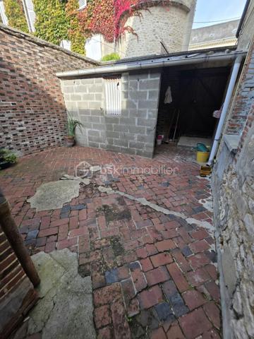 Maison familiale de bourg avec jardin, garage et beau potentiel d’aménagement
Idéalement située à environ 30 minutes d’Argentan et de L’Aigle, et à 15 minutes de Sées et de Gacé, cette maison familiale de bourg mitoyenne en partie bénéficie d’un emplacement privilégié, au cœur d’une commune offrant de nombreuses commodités.
À rafraîchir selon vos envies, elle offre de beaux volumes et un fort potentiel pour créer un lieu de vie chaleureux et personnalisé.
Au rez-de-chaussée, vous découvrirez une entrée avec placard, un salon lumineux ainsi qu’une salle à manger agrémentée d’une ancienne cheminée. Ces espaces peuvent être repensés afin de créer une belle pièce de vie conviviale, lumineuse et spacieuse.
Dans le prolongement, vous trouverez un coin cuisine, un espace buanderie avec salle de bains ainsi qu’une chambre de plain-pied, idéale pour une vie de famille confortable.
Au premier étage, un palier dessert trois belles chambres, un bureau, un WC indépendant et un dressing, offrant de nombreuses possibilités d’organisation.
Au deuxième étage, un vaste grenier d’environ 75 m² vous permettra d’envisager un bel espace supplémentaire après aménagement, ou de bénéficier d’un espace de stockage appréciable.
À l’extérieur, la propriété dispose également d’une cave sur une partie du rez-de-chaussée, d’un atelier et d’une cour.
Un garage ainsi qu’un jardin, situés à proximité immédiate de la maison sans être attenants, viennent compléter cet ensemble
Cette maison séduira les familles en quête d’espace et de potentiel, souhaitant profiter du confort des commodités de proximité tout en bénéficiant du calme et de la qualité de vie d’une commune rurale.
Informations complémentaires :
Chauffage central au gaz de ville
Assainissement collectif
Écoles et transports à proximité
Une maison pleine de possibilités, idéale pour donner vie à votre projet familial !
À visiter sans tarder !