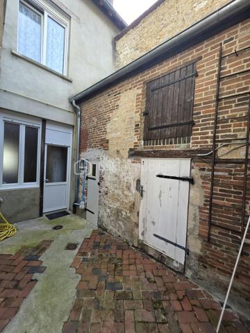 Maison familiale de bourg avec jardin, garage et beau potentiel d’aménagement
Idéalement située à environ 30 minutes d’Argentan et de L’Aigle, et à 15 minutes de Sées et de Gacé, cette maison familiale de bourg mitoyenne en partie bénéficie d’un emplacement privilégié, au cœur d’une commune offrant de nombreuses commodités.
À rafraîchir selon vos envies, elle offre de beaux volumes et un fort potentiel pour créer un lieu de vie chaleureux et personnalisé.
Au rez-de-chaussée, vous découvrirez une entrée avec placard, un salon lumineux ainsi qu’une salle à manger agrémentée d’une ancienne cheminée. Ces espaces peuvent être repensés afin de créer une belle pièce de vie conviviale, lumineuse et spacieuse.
Dans le prolongement, vous trouverez un coin cuisine, un espace buanderie avec salle de bains ainsi qu’une chambre de plain-pied, idéale pour une vie de famille confortable.
Au premier étage, un palier dessert trois belles chambres, un bureau, un WC indépendant et un dressing, offrant de nombreuses possibilités d’organisation.
Au deuxième étage, un vaste grenier d’environ 75 m² vous permettra d’envisager un bel espace supplémentaire après aménagement, ou de bénéficier d’un espace de stockage appréciable.
À l’extérieur, la propriété dispose également d’une cave sur une partie du rez-de-chaussée, d’un atelier et d’une cour.
Un garage ainsi qu’un jardin, situés à proximité immédiate de la maison sans être attenants, viennent compléter cet ensemble
Cette maison séduira les familles en quête d’espace et de potentiel, souhaitant profiter du confort des commodités de proximité tout en bénéficiant du calme et de la qualité de vie d’une commune rurale.
Informations complémentaires :
Chauffage central au gaz de ville
Assainissement collectif
Écoles et transports à proximité
Une maison pleine de possibilités, idéale pour donner vie à votre projet familial !
À visiter sans tarder !
