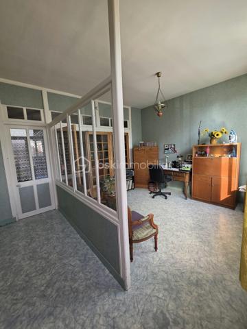 Maison familiale de bourg avec jardin, garage et beau potentiel d’aménagement
Idéalement située à environ 30 minutes d’Argentan et de L’Aigle, et à 15 minutes de Sées et de Gacé, cette maison familiale de bourg mitoyenne en partie bénéficie d’un emplacement privilégié, au cœur d’une commune offrant de nombreuses commodités.
À rafraîchir selon vos envies, elle offre de beaux volumes et un fort potentiel pour créer un lieu de vie chaleureux et personnalisé.
Au rez-de-chaussée, vous découvrirez une entrée avec placard, un salon lumineux ainsi qu’une salle à manger agrémentée d’une ancienne cheminée. Ces espaces peuvent être repensés afin de créer une belle pièce de vie conviviale, lumineuse et spacieuse.
Dans le prolongement, vous trouverez un coin cuisine, un espace buanderie avec salle de bains ainsi qu’une chambre de plain-pied, idéale pour une vie de famille confortable.
Au premier étage, un palier dessert trois belles chambres, un bureau, un WC indépendant et un dressing, offrant de nombreuses possibilités d’organisation.
Au deuxième étage, un vaste grenier d’environ 75 m² vous permettra d’envisager un bel espace supplémentaire après aménagement, ou de bénéficier d’un espace de stockage appréciable.
À l’extérieur, la propriété dispose également d’une cave sur une partie du rez-de-chaussée, d’un atelier et d’une cour.
Un garage ainsi qu’un jardin, situés à proximité immédiate de la maison sans être attenants, viennent compléter cet ensemble
Cette maison séduira les familles en quête d’espace et de potentiel, souhaitant profiter du confort des commodités de proximité tout en bénéficiant du calme et de la qualité de vie d’une commune rurale.
Informations complémentaires :
Chauffage central au gaz de ville
Assainissement collectif
Écoles et transports à proximité
Une maison pleine de possibilités, idéale pour donner vie à votre projet familial !
À visiter sans tarder !