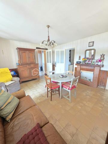 Maison familiale de bourg avec jardin, garage et beau potentiel d’aménagement
Idéalement située à environ 30 minutes d’Argentan et de L’Aigle, et à 15 minutes de Sées et de Gacé, cette maison familiale de bourg mitoyenne en partie bénéficie d’un emplacement privilégié, au cœur d’une commune offrant de nombreuses commodités.
À rafraîchir selon vos envies, elle offre de beaux volumes et un fort potentiel pour créer un lieu de vie chaleureux et personnalisé.
Au rez-de-chaussée, vous découvrirez une entrée avec placard, un salon lumineux ainsi qu’une salle à manger agrémentée d’une ancienne cheminée. Ces espaces peuvent être repensés afin de créer une belle pièce de vie conviviale, lumineuse et spacieuse.
Dans le prolongement, vous trouverez un coin cuisine, un espace buanderie avec salle de bains ainsi qu’une chambre de plain-pied, idéale pour une vie de famille confortable.
Au premier étage, un palier dessert trois belles chambres, un bureau, un WC indépendant et un dressing, offrant de nombreuses possibilités d’organisation.
Au deuxième étage, un vaste grenier d’environ 75 m² vous permettra d’envisager un bel espace supplémentaire après aménagement, ou de bénéficier d’un espace de stockage appréciable.
À l’extérieur, la propriété dispose également d’une cave sur une partie du rez-de-chaussée, d’un atelier et d’une cour.
Un garage ainsi qu’un jardin, situés à proximité immédiate de la maison sans être attenants, viennent compléter cet ensemble
Cette maison séduira les familles en quête d’espace et de potentiel, souhaitant profiter du confort des commodités de proximité tout en bénéficiant du calme et de la qualité de vie d’une commune rurale.
Informations complémentaires :
Chauffage central au gaz de ville
Assainissement collectif
Écoles et transports à proximité
Une maison pleine de possibilités, idéale pour donner vie à votre projet familial !
À visiter sans tarder !